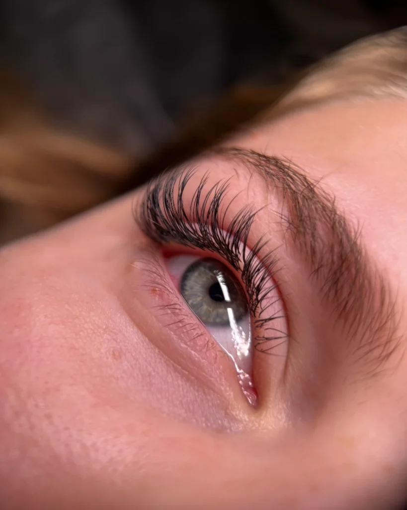 Klasické husté predĺženie mihalníc – práca študentky Lashinc Academy