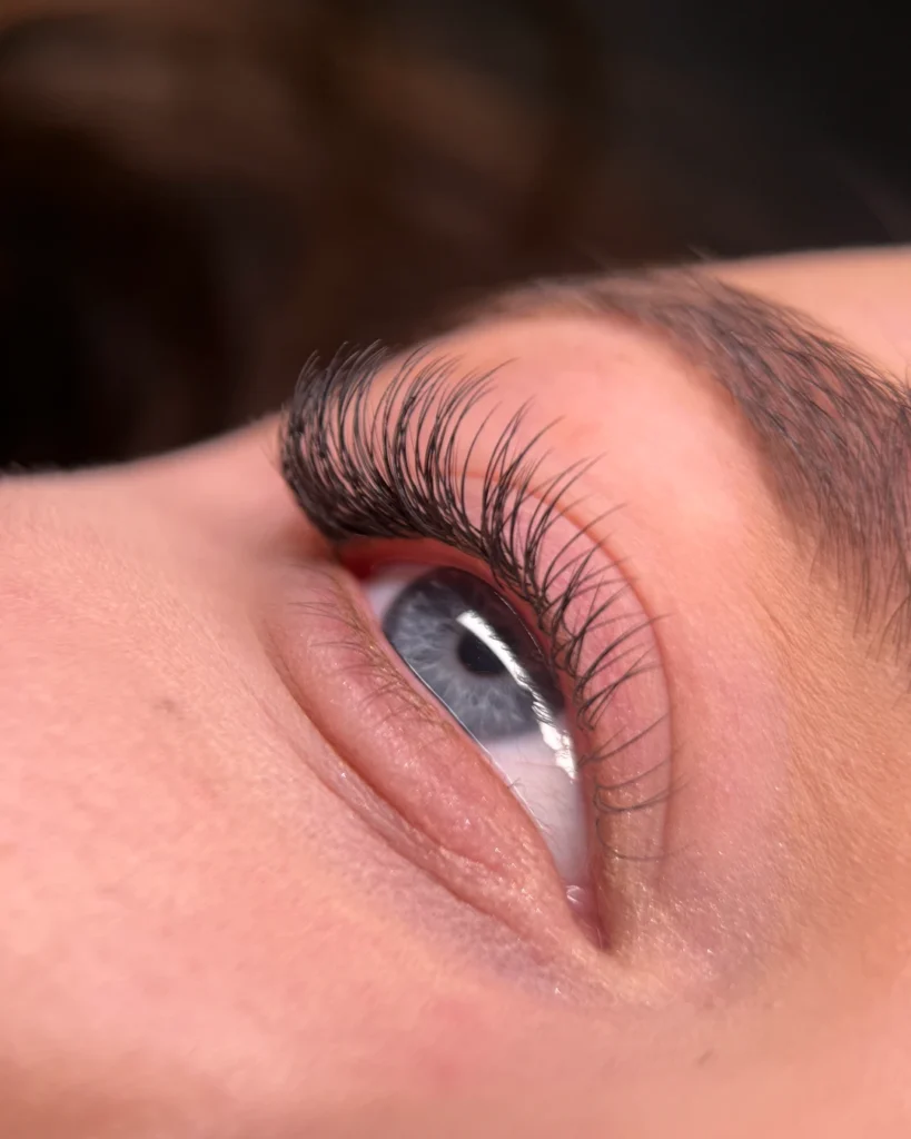 Husté objemové predĺženie mihalníc – práca študentky Lashinc Academy
